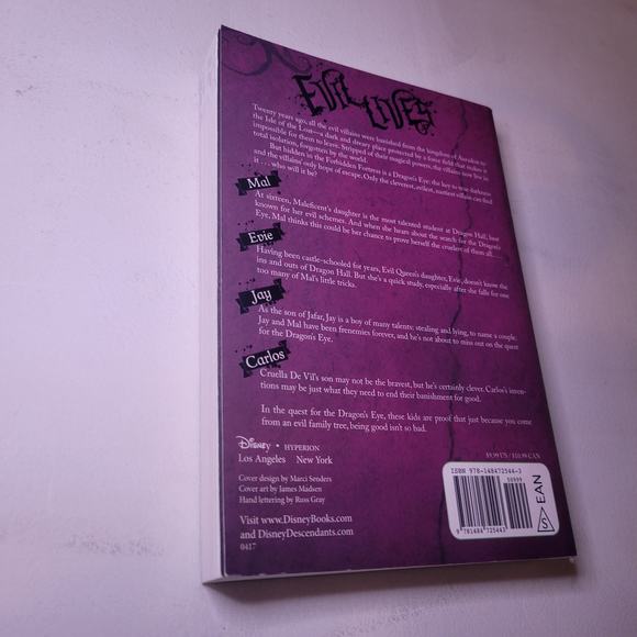 Disney Descendants Young Adult Novels by De La Cruz -Lot of 2 books no.1 & 3 - Picture 6 of 8